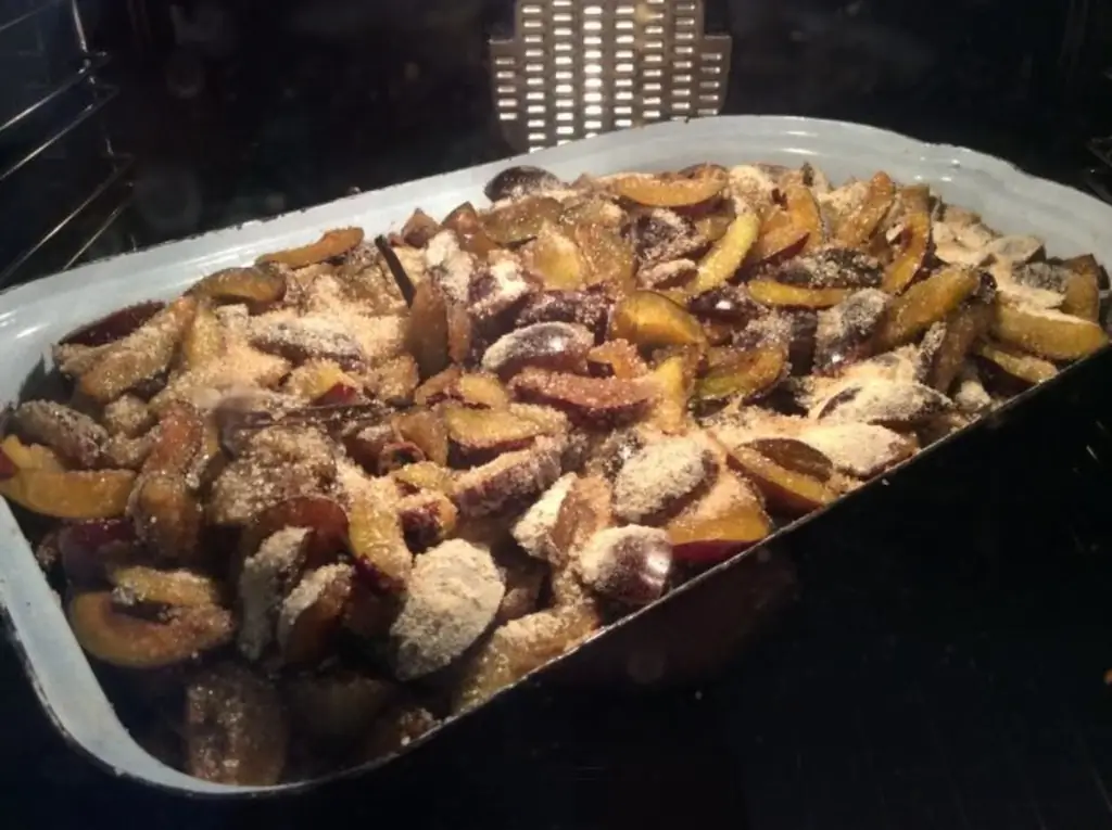 Сливовое варенье Супер вкусно!!! Однако для этого требуется полных 12 (!) часов времени запекания в духовке;