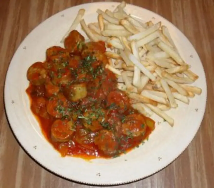 Карривурст с сосисками и томатной пассатой