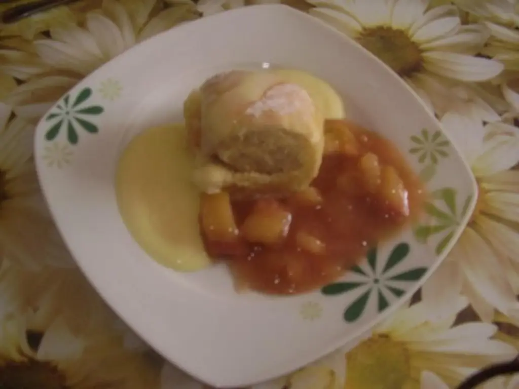 Бухтельн с компотом из ревеня и ванильным соусом