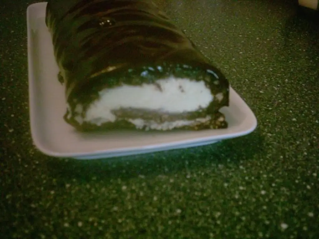 Шоколадный рулет без выпечки