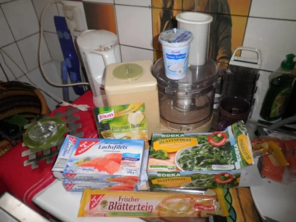 Дикий лосось на шпинате в слоеном тесте