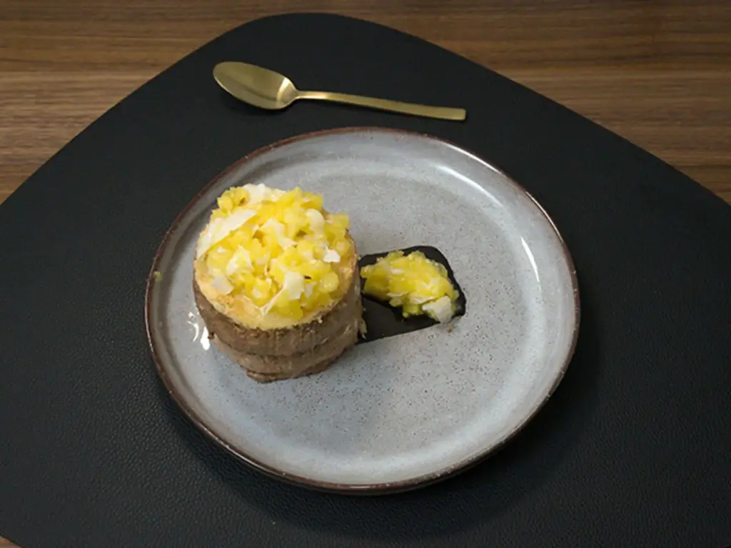 Сладкая башня с фруктовой короной