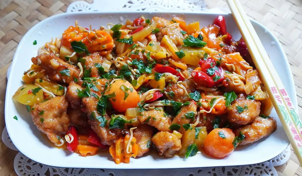Попурри с говядиной, хрустящей лапшой и овощами
