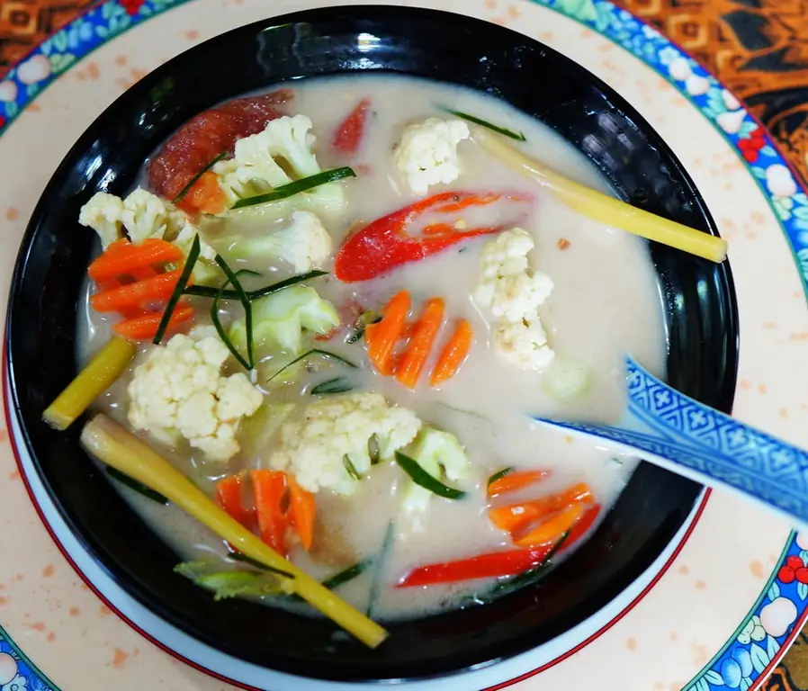 Экзотический суп из цветной капусты с лемонграссом и имбирем