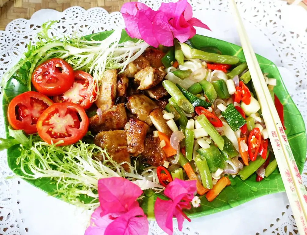 Разноцветная лапша с жареным цыпленком по-гонконгски