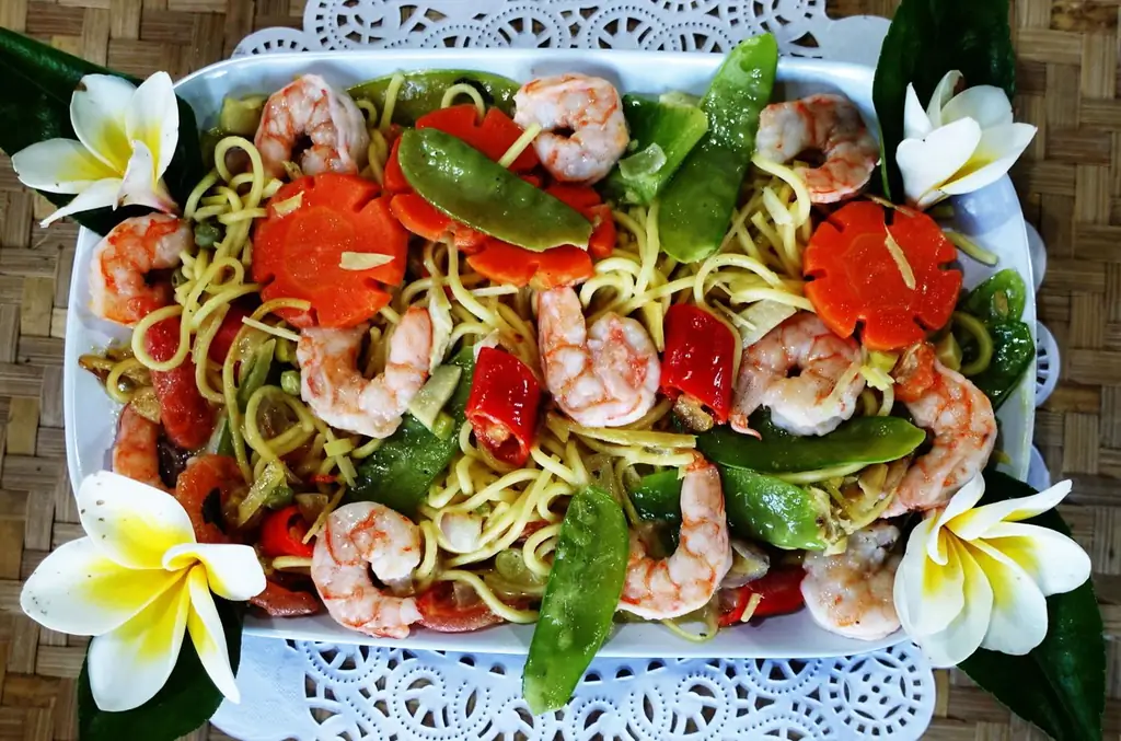 Креветки с горохом и жареной лапшой по-гонконгски