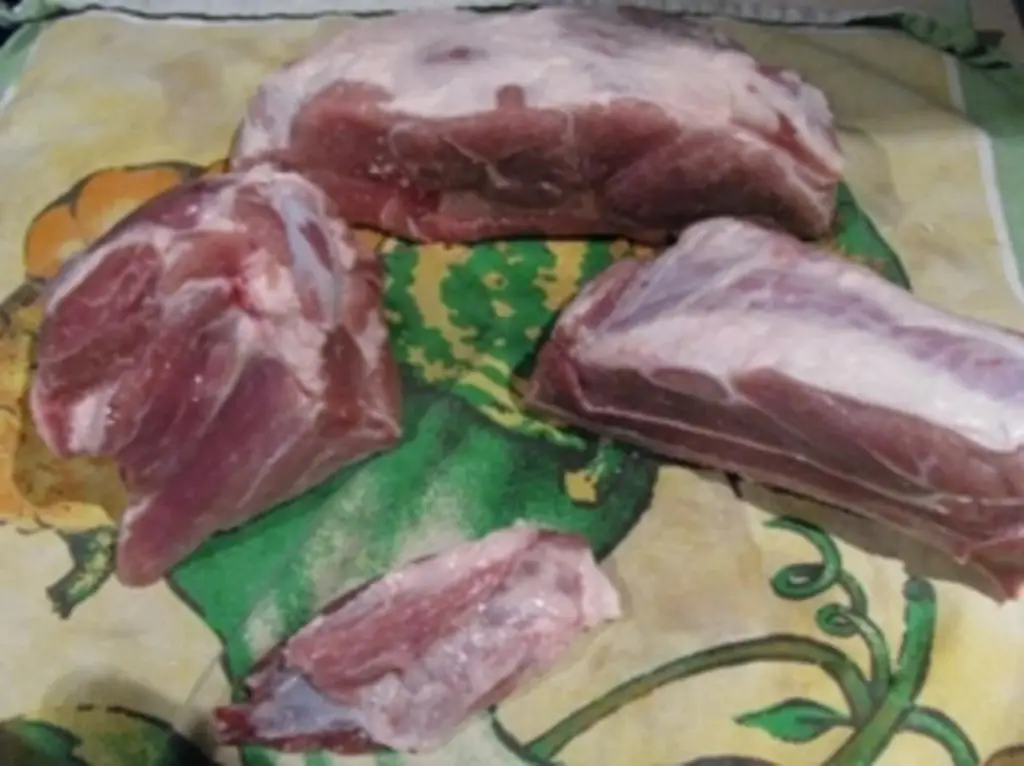 Соленое жаркое со свиной шейкой, красивой мраморной отделкой, без костей и йодированной солью