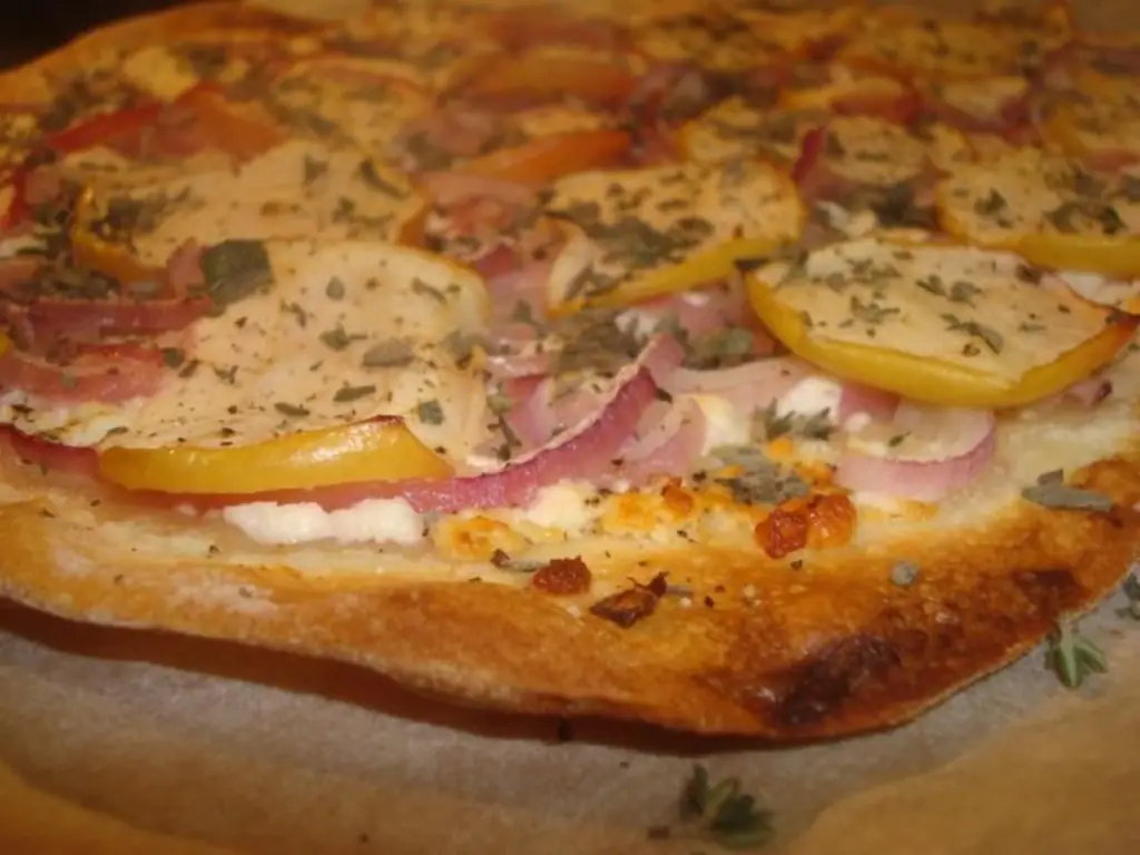Flammkuchen с яблоком и козьим сыром