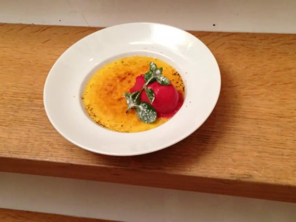 Крем-брюле с ягодным шербетом