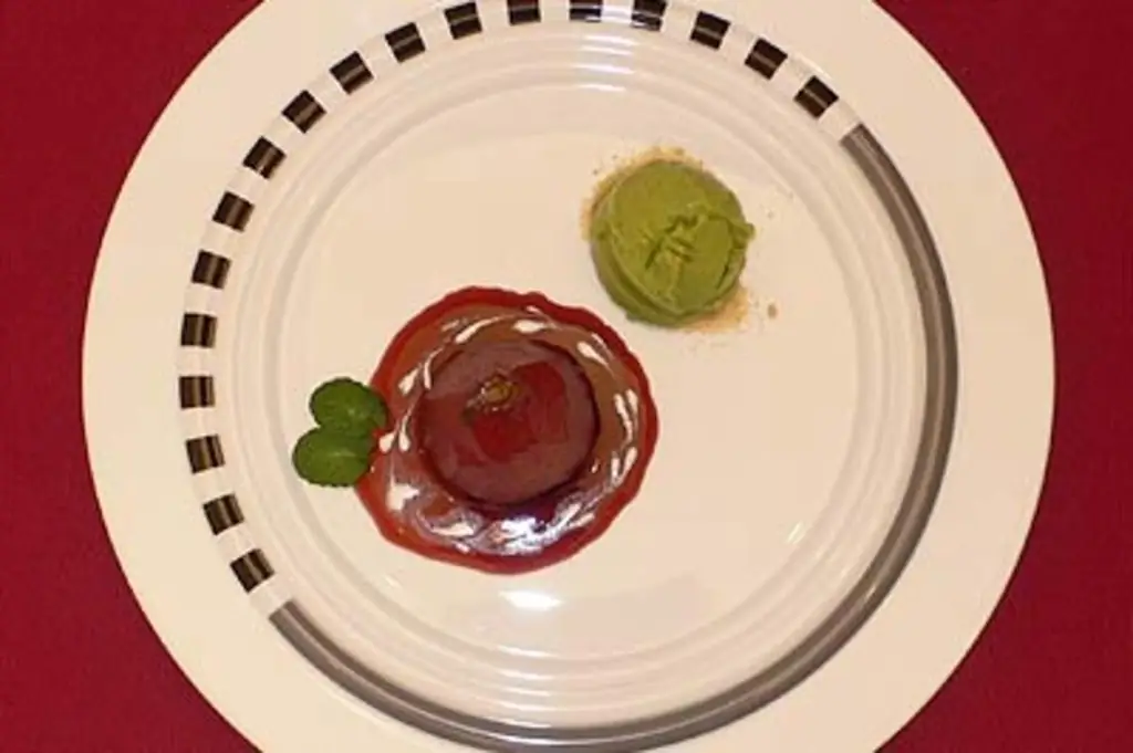 Мороженое с базиликом и черной смородиной