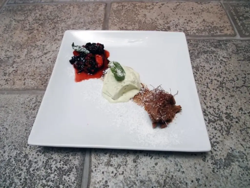 Мороженое с базиликом, фруктово-шоколадным муссом