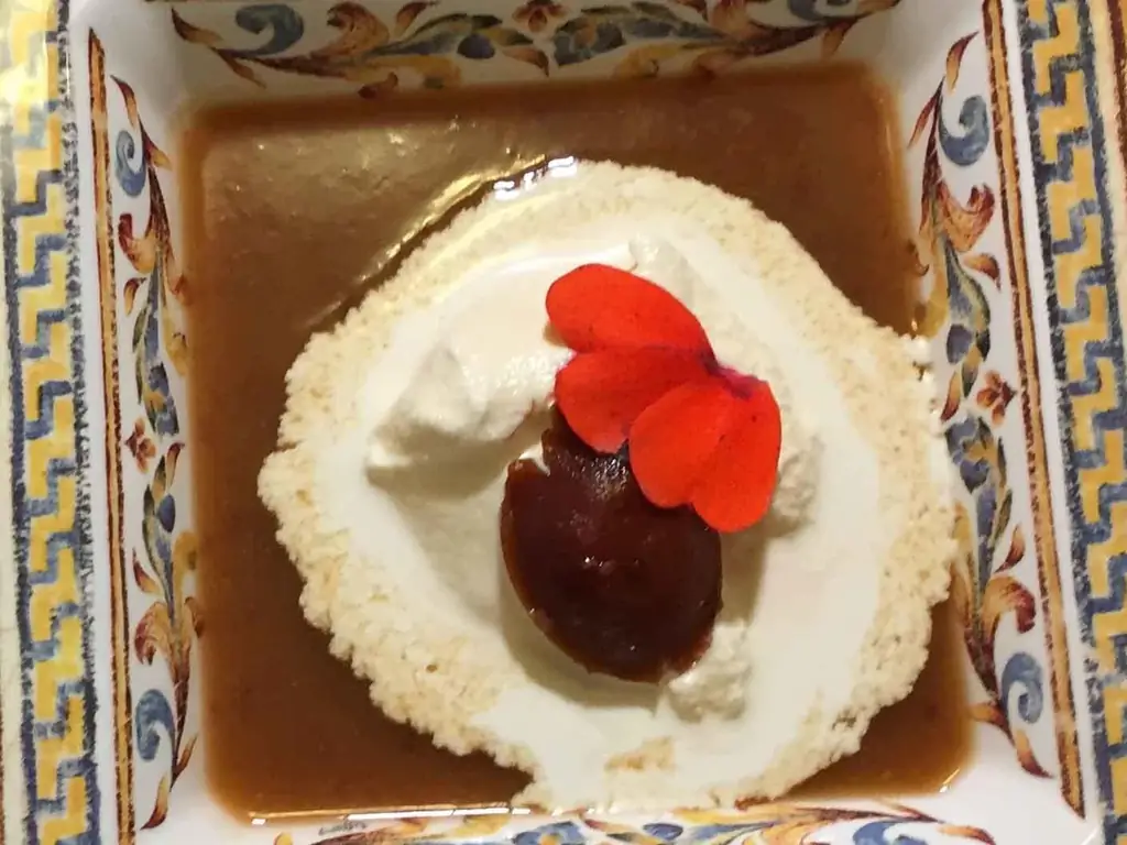 Мороженое из белого базилика на сливе из красного вина