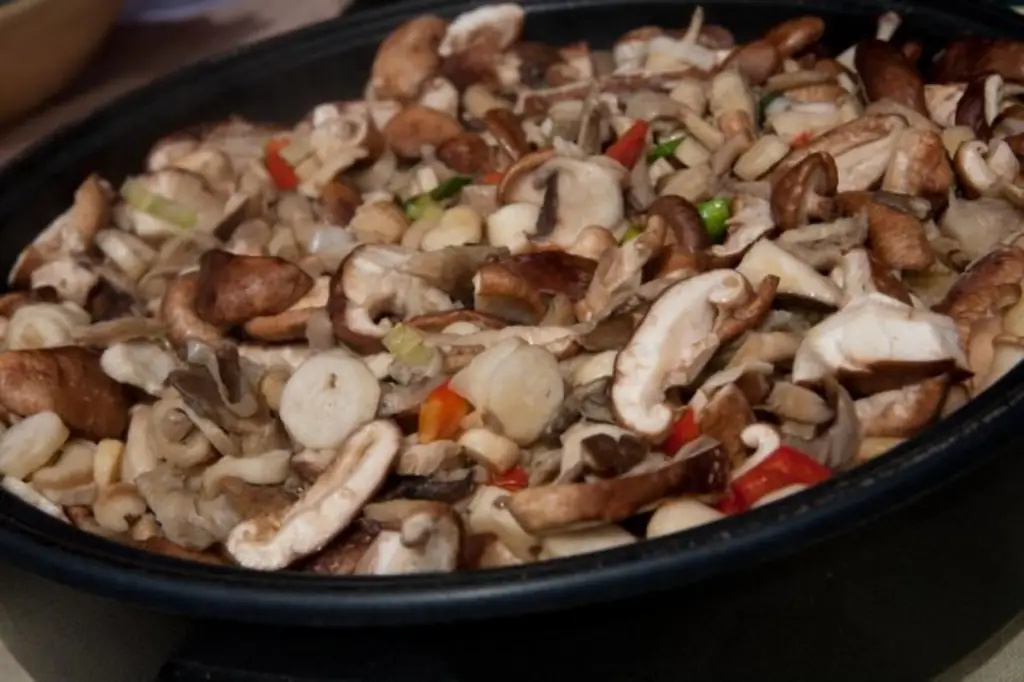 Блюда из грибов: карпаччо из белых грибов, паста с белыми грибами и маринованные белые грибы