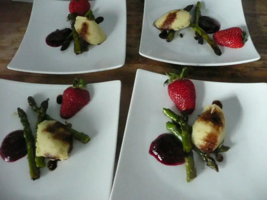 ДЕСЕРТ /мусс из спаржи на соусе из лесных ягод