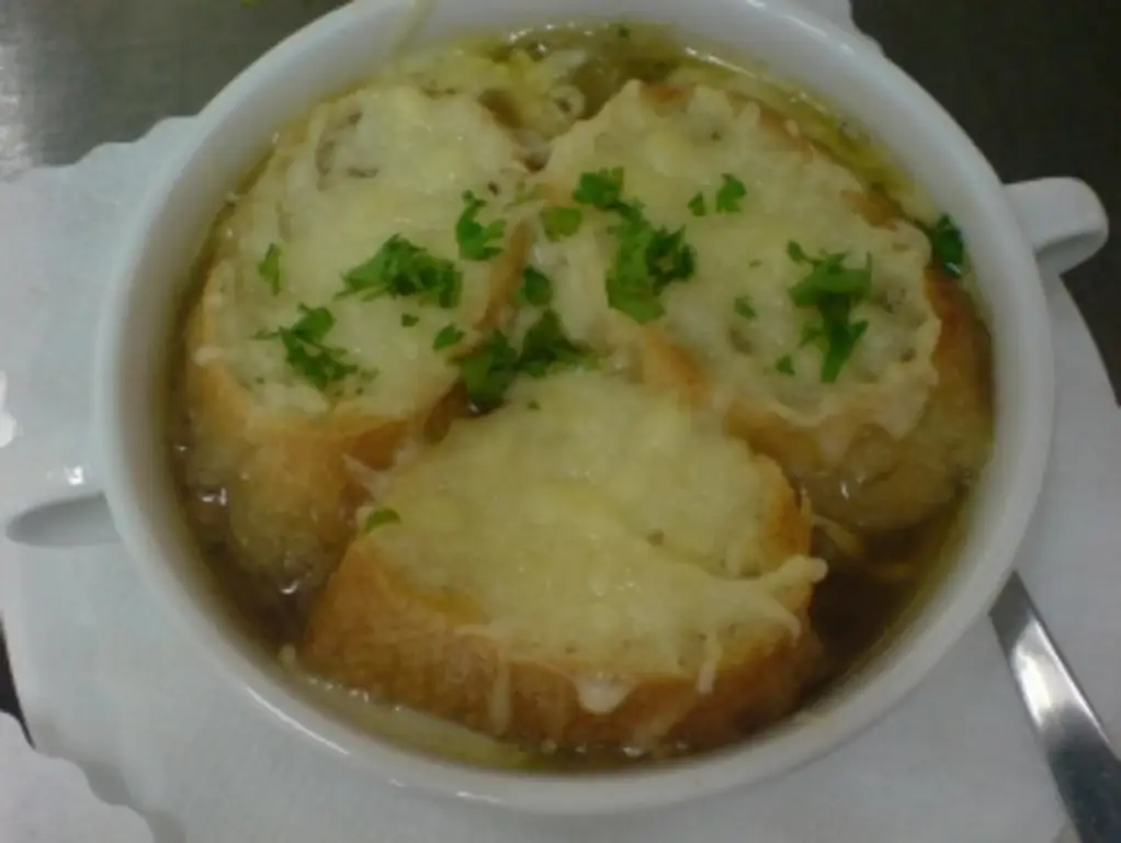 Суп "луковый суп-гратен"