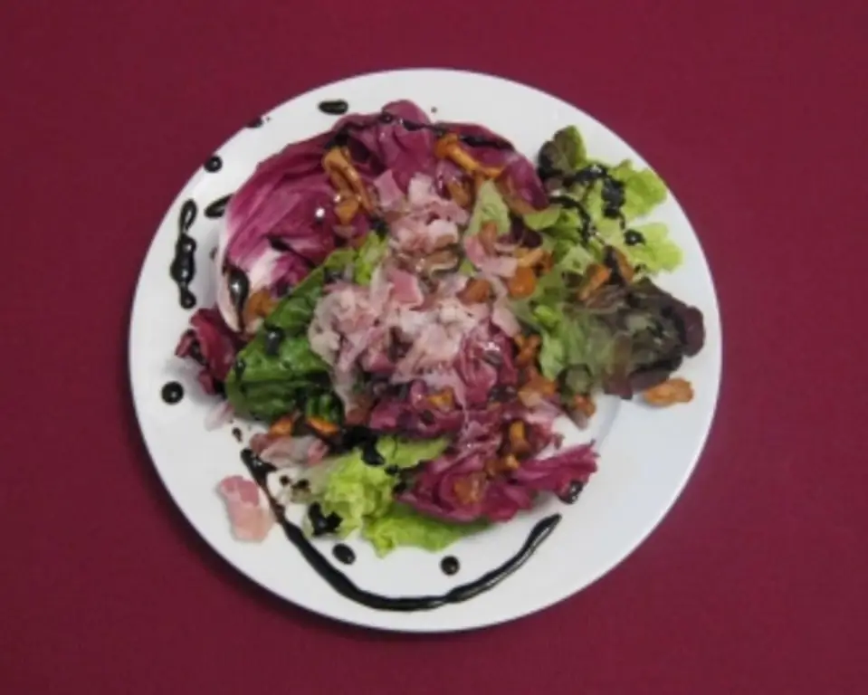 Листовой салат с жареными лисичками и беконом