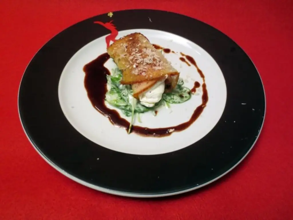 Яйцо пашот с Пата Негра и салатом из шпината