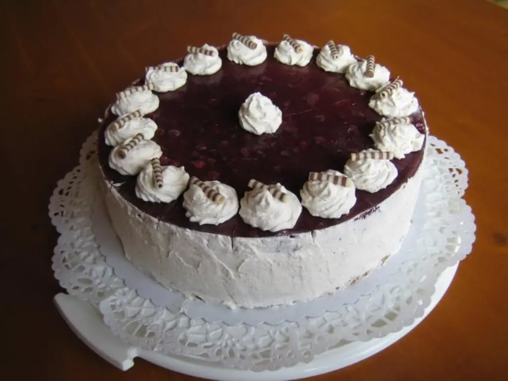 Рождественский торт Кремовый торт с глазурью из красного вина, специями спекулос и клюквой