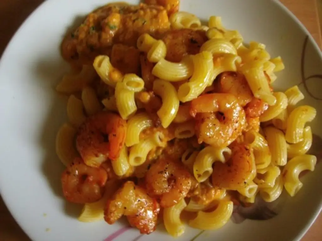 Паста с морковным соусом и чесноком