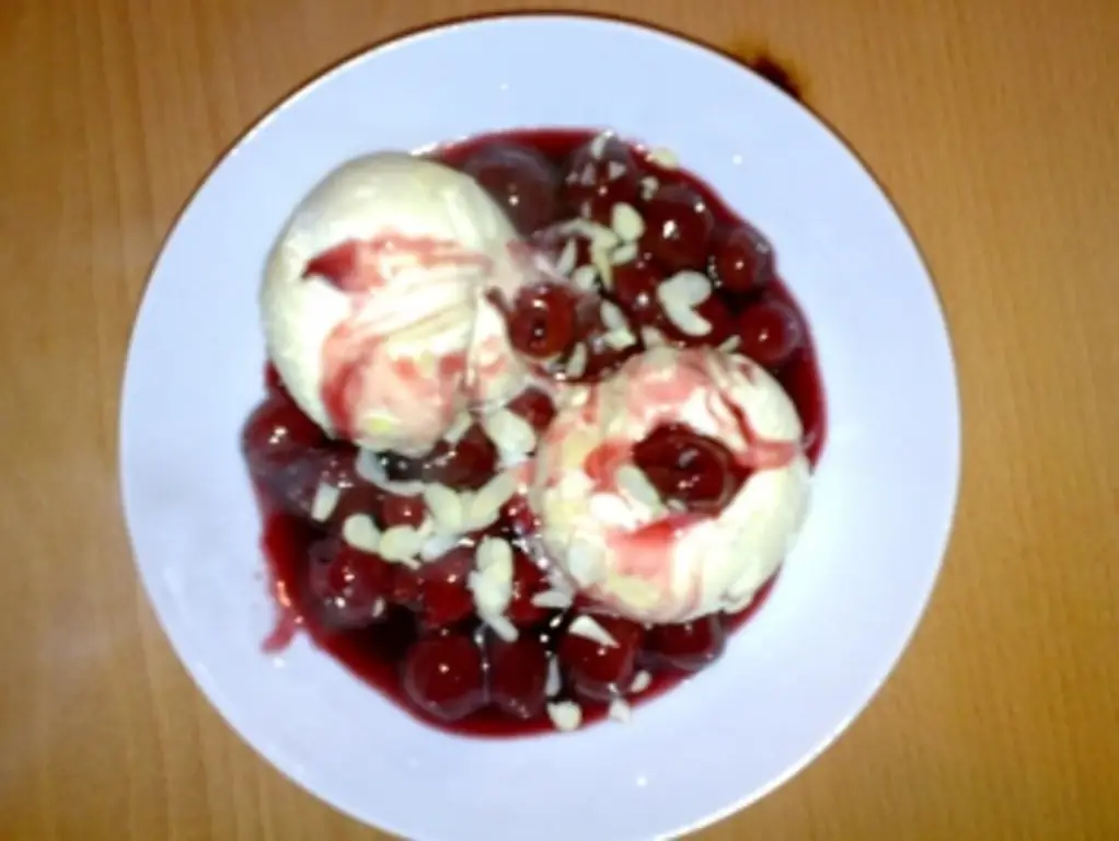 Десерт & Сладкоеванильное мороженое с горячей вишней и миндальными хлопьями