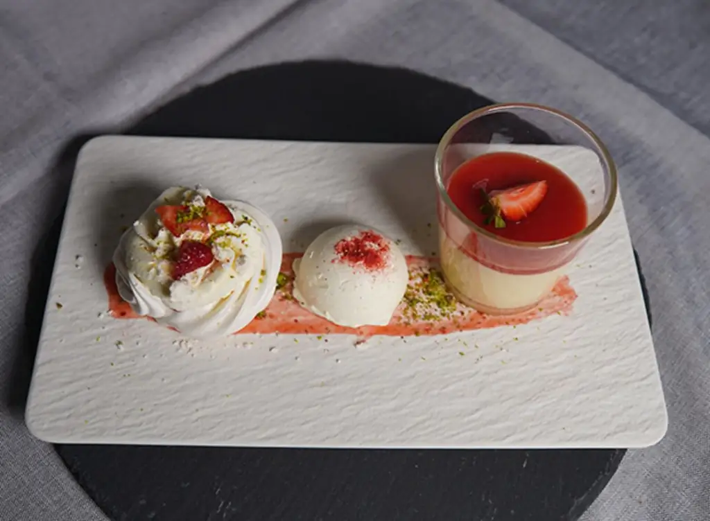 Мусс из белого шоколада с мороженым и Павловой