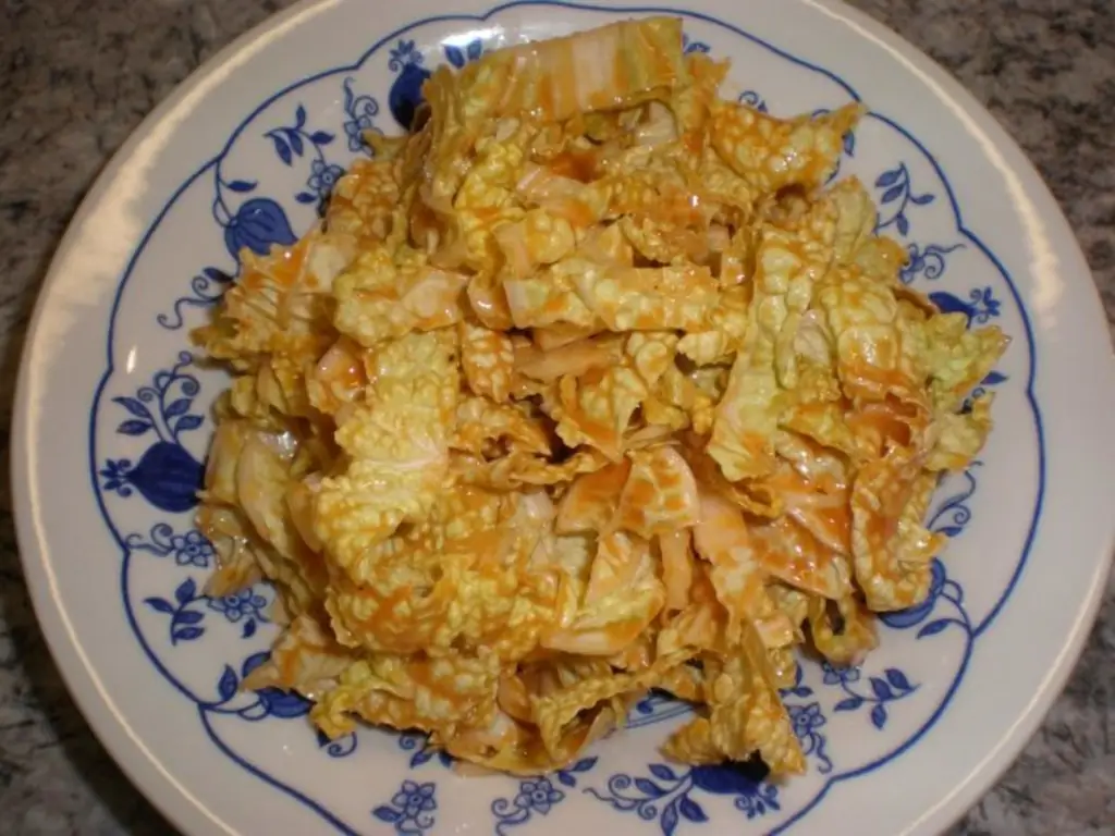 Салат из пекинской капусты со свежей пекинской капустой и свежим луком