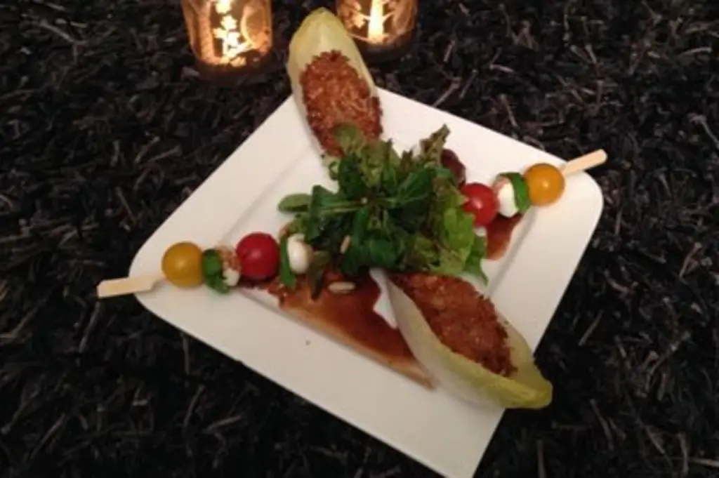 Красочный салат с индейкой в панко