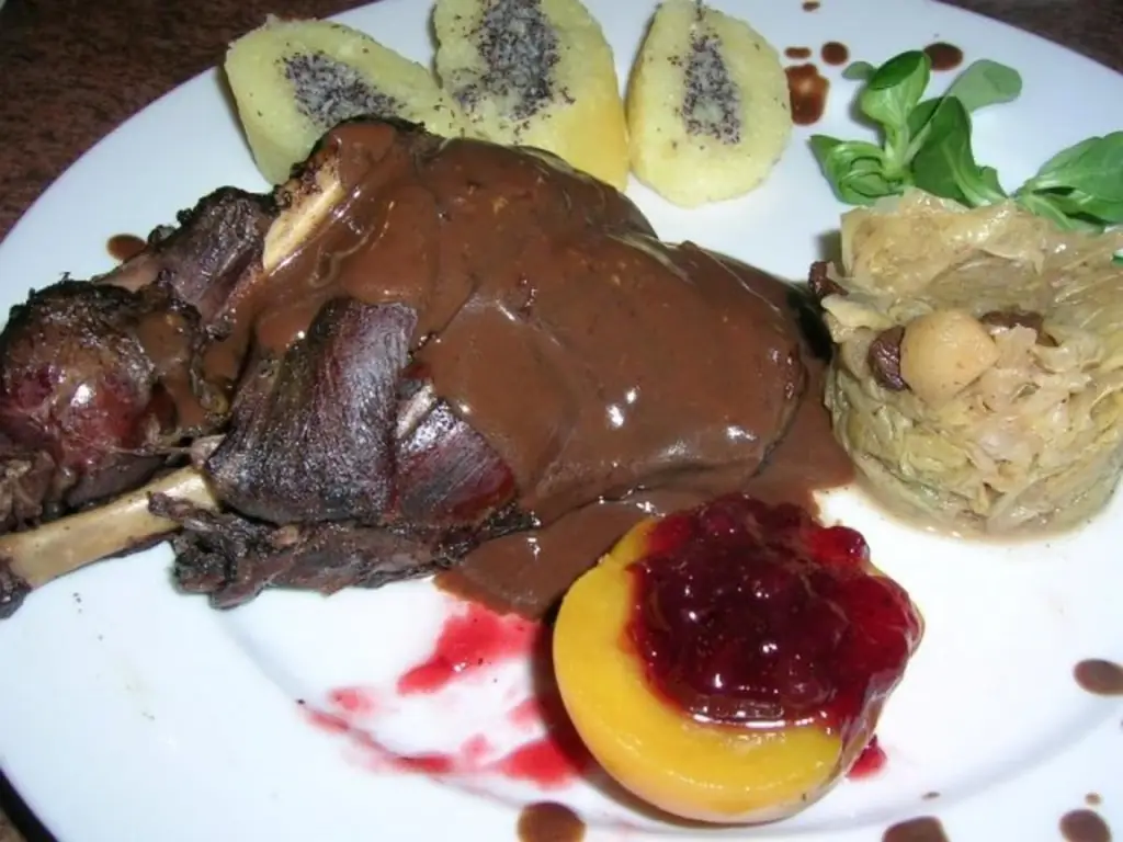 Кроличьи лапки в зимнем стиле с рулетом из мака и остроконечной капустой