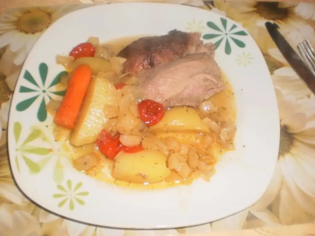 Хрустящая рулька индейки на подушке из овощей