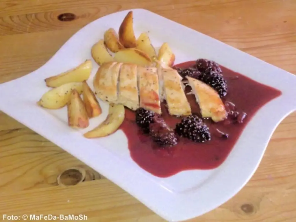 Куриное филе с ежевичным соусом