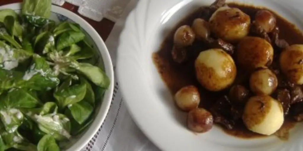 Гуляш из оленя в соусе из красного вина