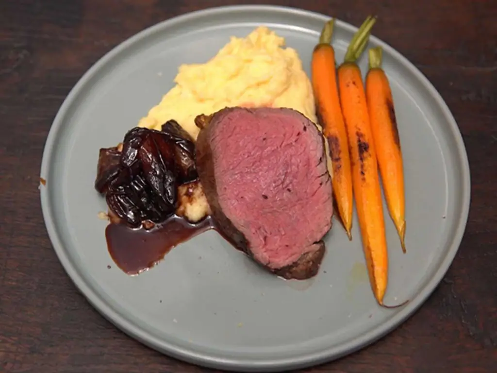 Говяжья вырезка, картофельное пюре и лук-шалот с бальзамиком