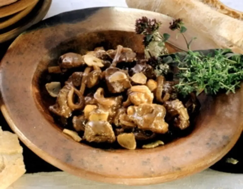 Рагу из оленя с перцем и шоколадом