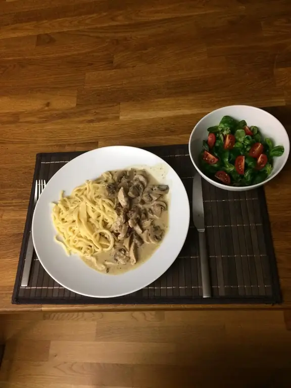 Шнетцельтес со шпецле и салатом из баранины