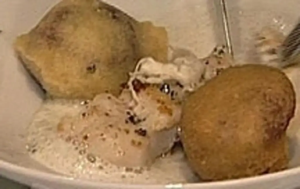 Сом со свеклой в пивном кляре и соусом из хрена