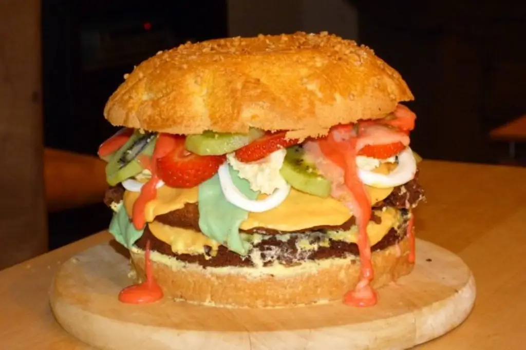 Торт гамбургер с яйцами и сахаром