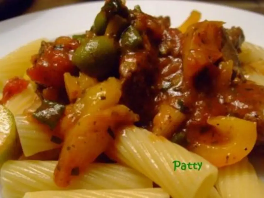 Говяжий гуляш с перцем и оливками