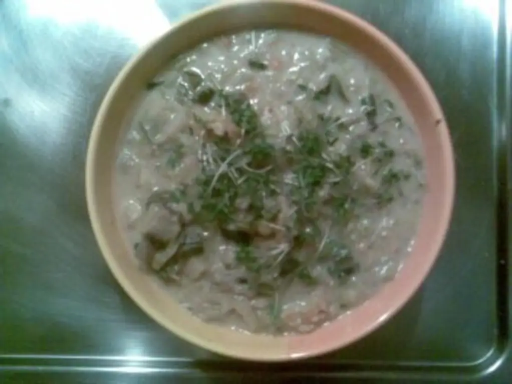 Суп из лука-порея с маслом и мелко нарезанным луком
