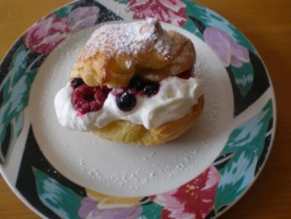 Сливочные пирожные с ягодой