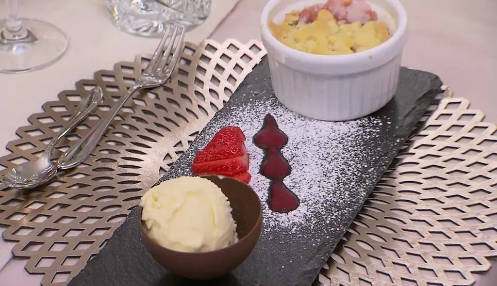 Крамбл из ревеня с мороженым из белого шоколада на клубничном пюре