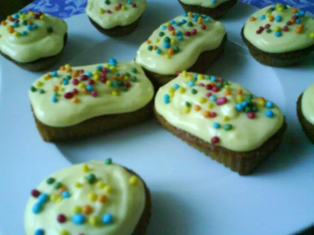 Морковные кексы-монстры с апельсиновой глазурью