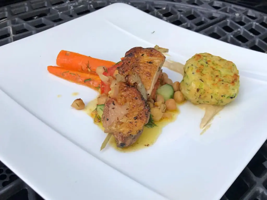 Жареный шашлык и куриные шарики с салатом из нута (Вольфганг и Каро Босбах)