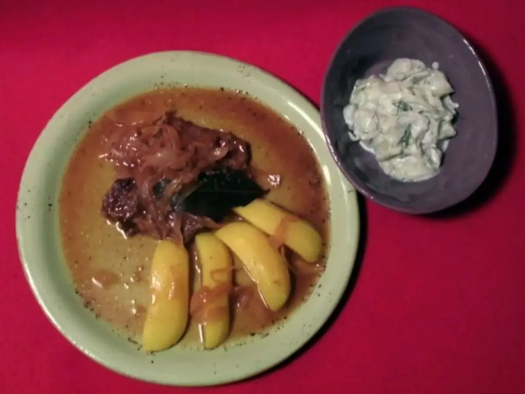 Запеченное судетское мясо с отварным картофелем и салатом из огурцов