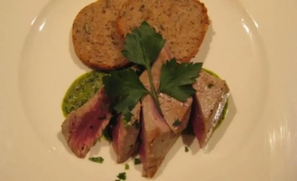 Филе тунца с сальсой верде, подается со свежим хлебом