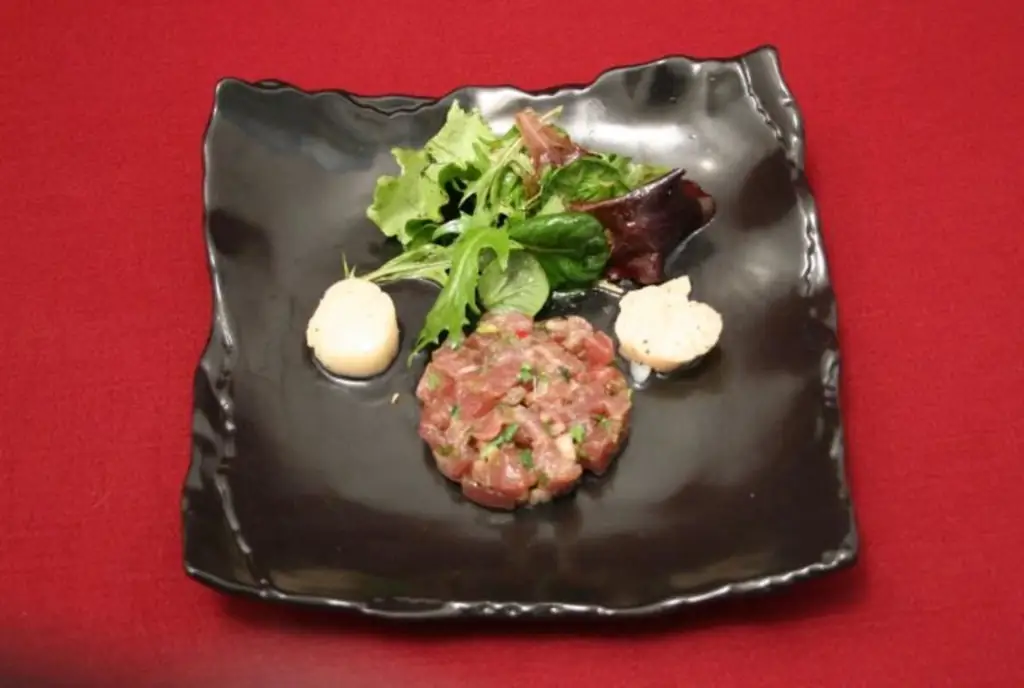 Тартар из тунца на подушке из дикорастущих трав