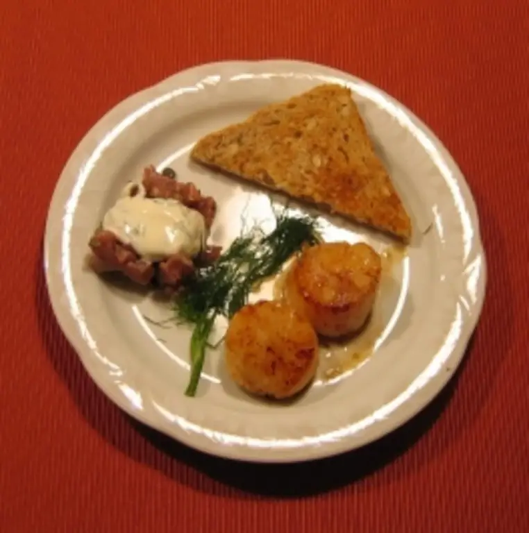 Тартар из тунца с морскими гребешками