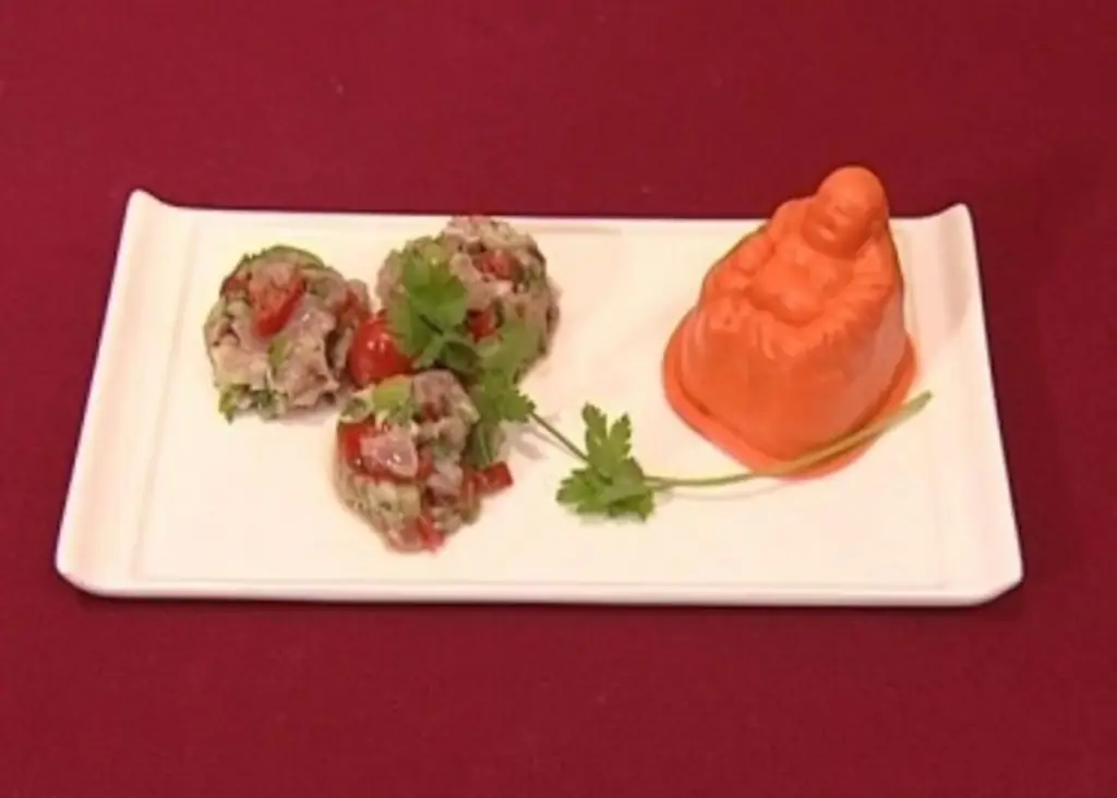 Тартар из тунца с кускусом (Ванесса Юнг)