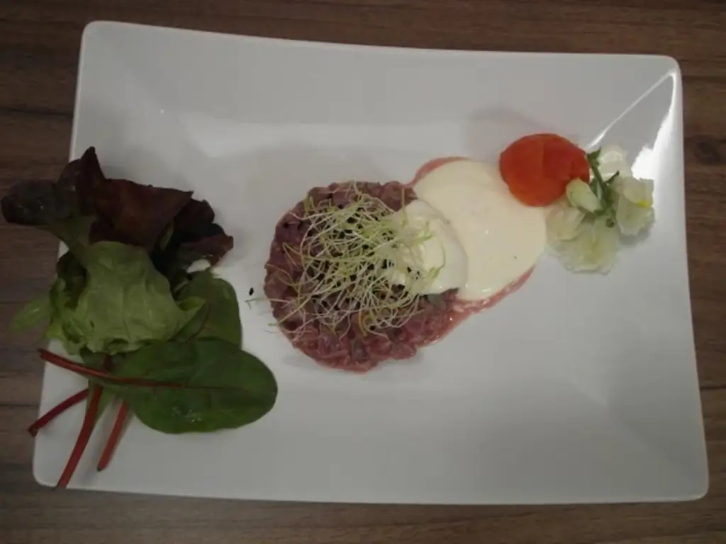 Тартар из тунца с лаймом и шалфеем