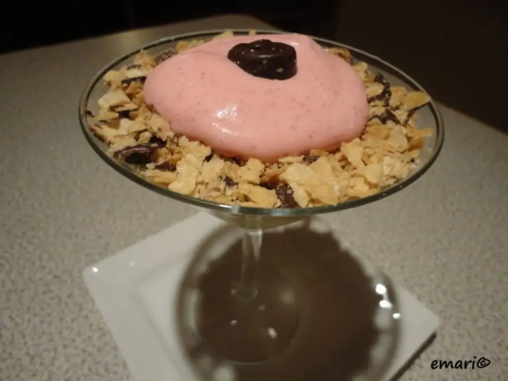 Ванильный крем с клубничным кремом и хрустящей крошкой