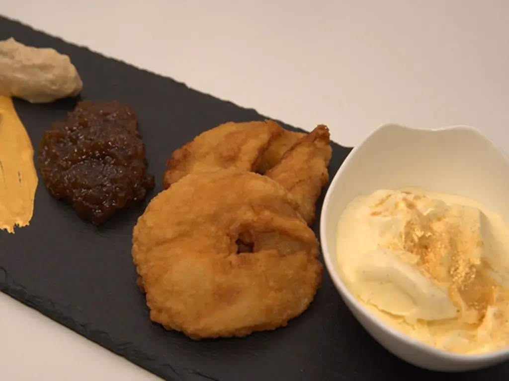 Яблочные оладьи, запеченные в пивном кляре, подаются с ванильным мороженым